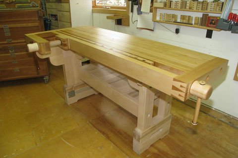 Shoulder vise installed on a workbench
