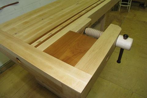 Shoulder vise installed on a workbench